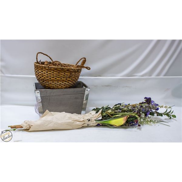 DECORATIVE BASKETS WITH DÉCOR ACCENTS AND