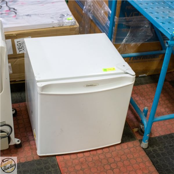 COUNTERTOP MINI DANBY FRIDGE 18.5"X18.5"X18..5"