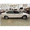 Image 11 : PARKSVILLE - 2000 FORD TAURUS WHITE 261281 KMS - B132351