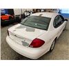 Image 16 : PARKSVILLE - 2000 FORD TAURUS WHITE 261281 KMS - B132351
