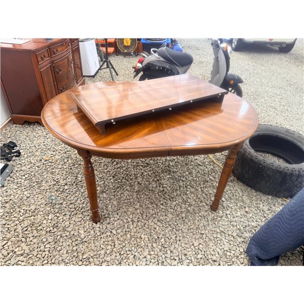 Oval Dining Table with Turned Legs