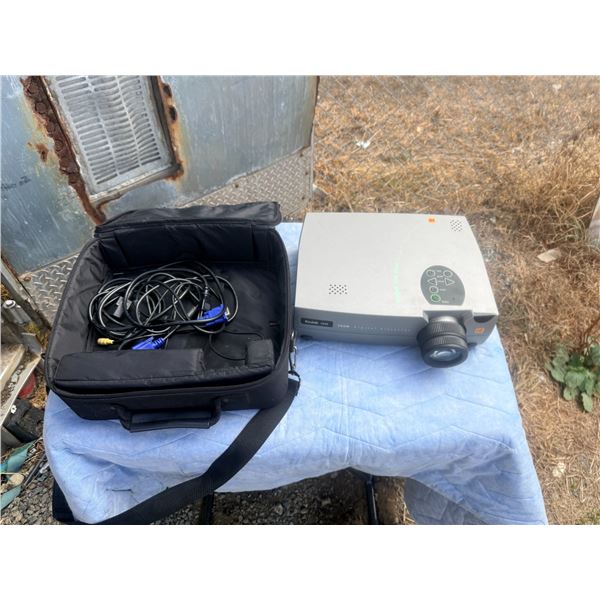 Kodak V600 Zoom Digital Projector with Case