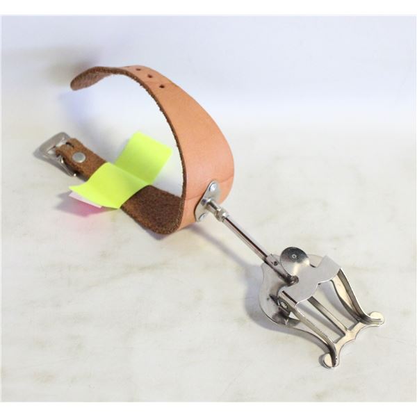 STRAP ON LYRE TO HOLD SHEET MUSIC TO INSTRUMENT