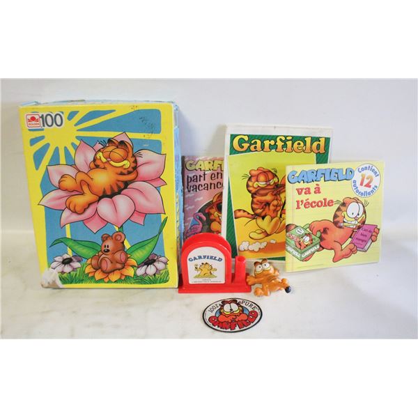 VTG GARFIELD LOT INCL PUZZLE BOOKS NOTE PAD
