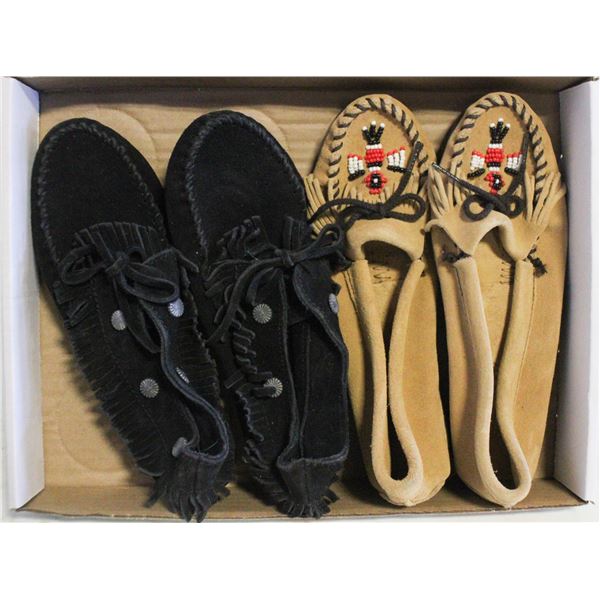 2 PAIRS LADIES MINNETONKA MOCCASINS SIZE 7