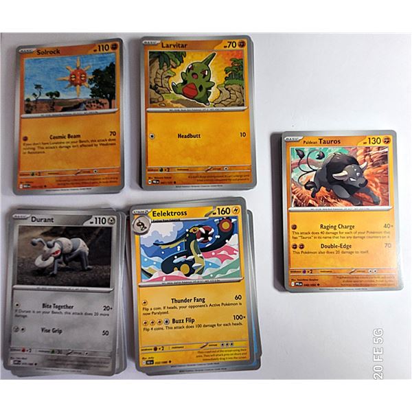 25)  LOT OF 50 BASIC POKEMON GAME