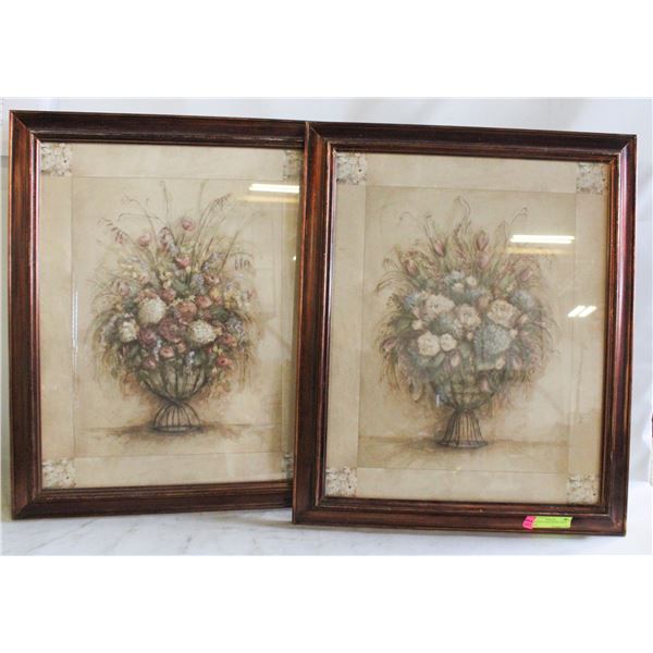 2 WOOD PICTURE FRAMES WITH GLASS