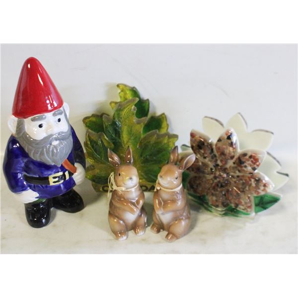 2 LUCITE NAPKIN HOLDERS, 2 RESIN BUNNIES