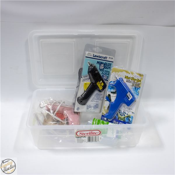 LOT OF VARIOUS GLUE GUNS