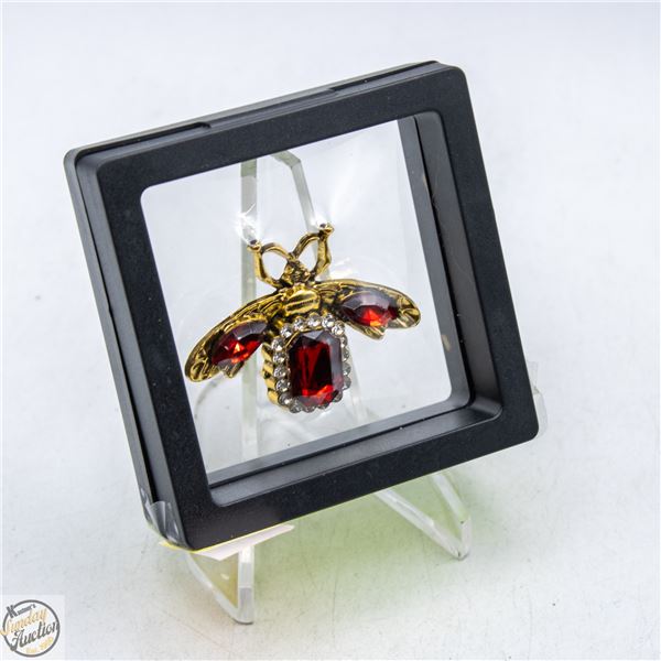 NEW VINTAGE INSPIRED BEE RED ACCENTS
