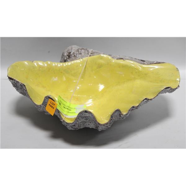 VINTAGE CERAMIC SHELL DISH