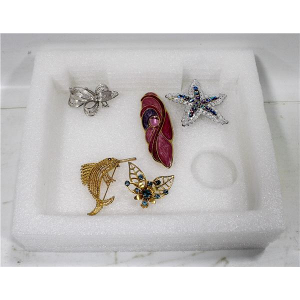 5 VINTAGE BROOCHES