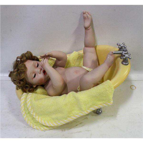 1994 ASHTON DRAKE PORCELAIN BABY IN TUB 9077FC