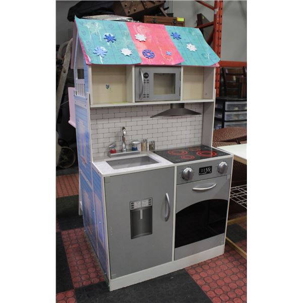 KIDS 2-SIDED DOLL HOUSE/KITCHEN