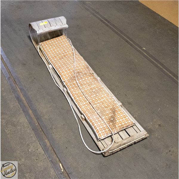 WOOD TOBOGAN WITH PAD