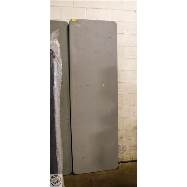 FOLDING 8' TABLE