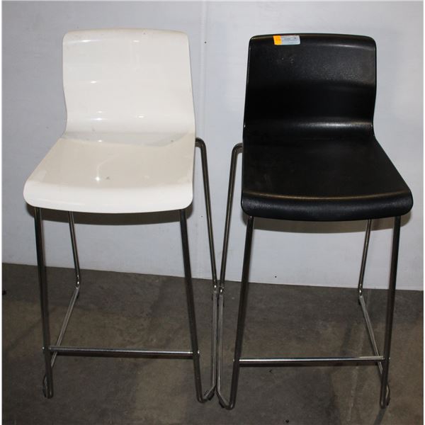 LOT OF TWO CHAIRS 1 BLACK AND 1 WHITE
