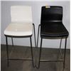 Image 1 : LOT OF TWO CHAIRS 1 BLACK AND 1 WHITE
