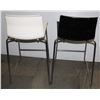 Image 2 : LOT OF TWO CHAIRS 1 BLACK AND 1 WHITE