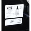 Image 3 : LOT OF TWO CHAIRS 1 BLACK AND 1 WHITE