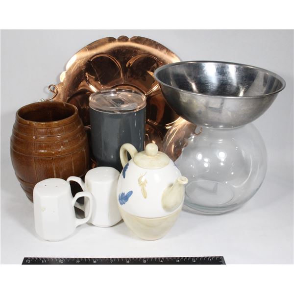 LARGE LOT OF KITCHING ITEMS INCLUDING PLATTERS