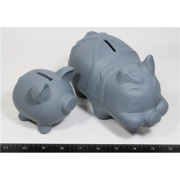 TWO PIGGLE BANKS WITH LIDS WITH 1 POUND OF PENNIES