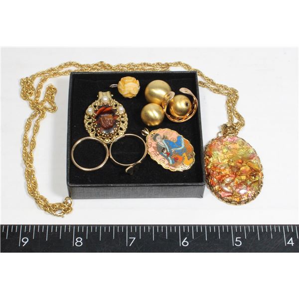 ART GLASS BEAUTIFUL NECKLACE ON CHAIN WITH TRINKETS