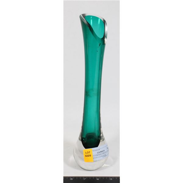 MODERN EMERAL GREEN GLASS VASE  WITH CLEAR BASE