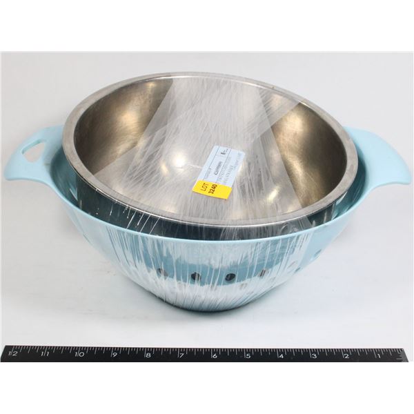 LOT OF TWO KITCHEN ITEMS INCLUDING STRAINER