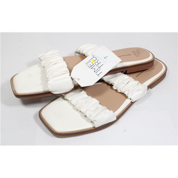 BRAND NEW WOMENS WHITE TIME AND TRU MEMORY FOAM
