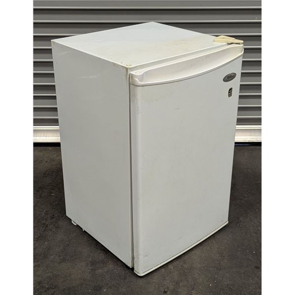 Whirlpool WAR449W Compact Refrigerator