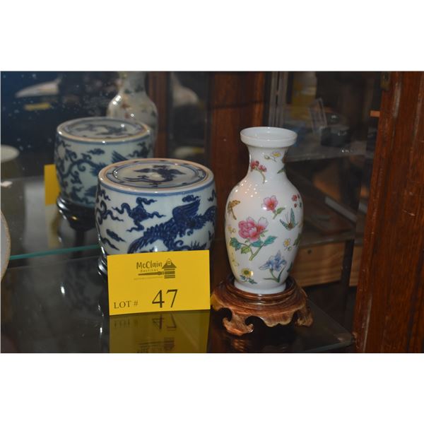 CHINESE BLUE & WHITE PORCELAIN CRICKET BOX W/STAND & POLYCHROME FLORAL VASE W/STAND (6 1/2") (2 PCS)