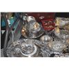 Image 2 : LARGE LOT OF ARTHUR COURT TABLE/PARTY WARE