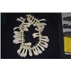 Image 4 : COLLECTION OF NECKLACES (4 PCS) (DOES NOT INCLUDE STAND)