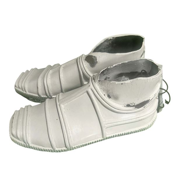 Star Wars Ahsoka (2023-) - Home One Protocol Droid Feet (Screen Match)