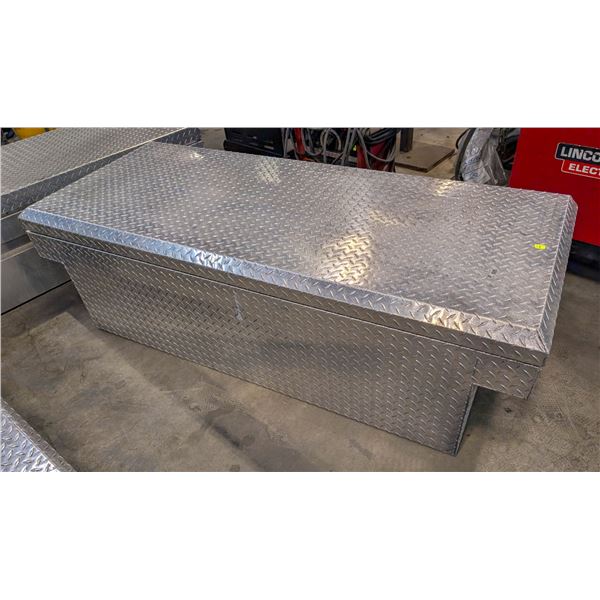 DIAMOND PLATE TRUCK TOOLBOX 69" X 28" X 20"