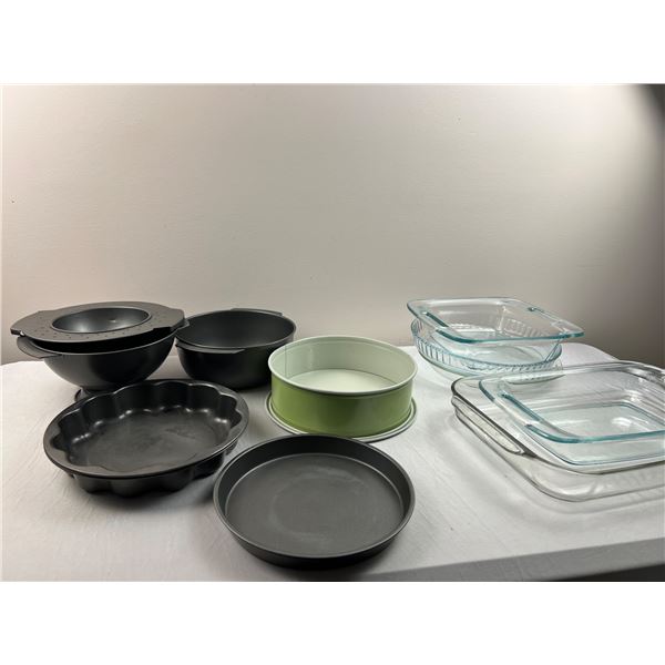Assortment of Kitchen Bakeware