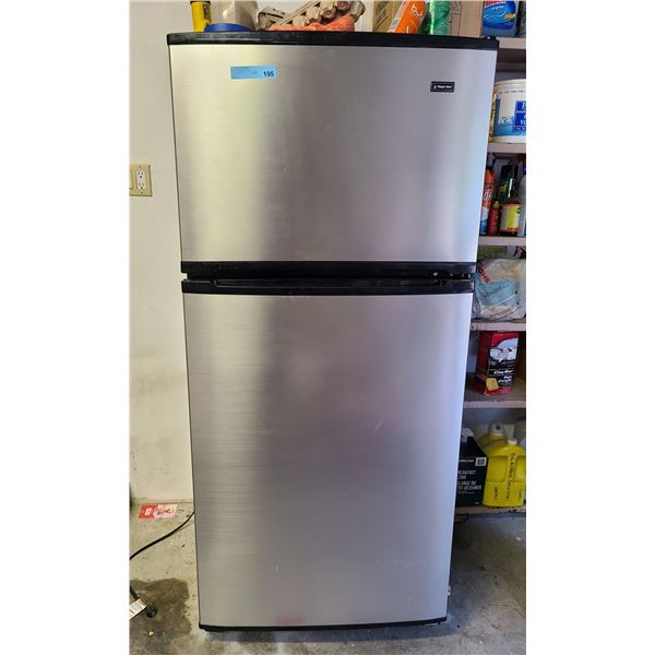 Magic Chef Top Freezer refrigerator Model CTB1826AR