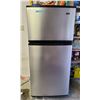 Image 1 : Magic Chef Top Freezer refrigerator Model CTB1826AR