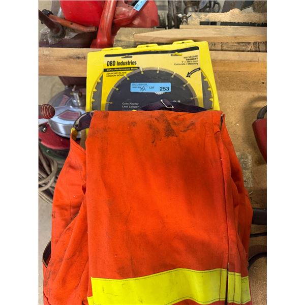 Group of Circular Saw Blades and Safety Jacket