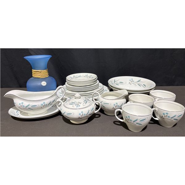 Snowhite China Set Johnson Bros England with Vidrios San Miguel Vase