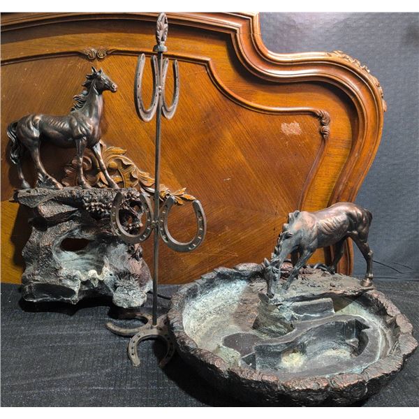 Horse Fountains With Bronze-Coloured Finish and Western Style Horseshoe Stand