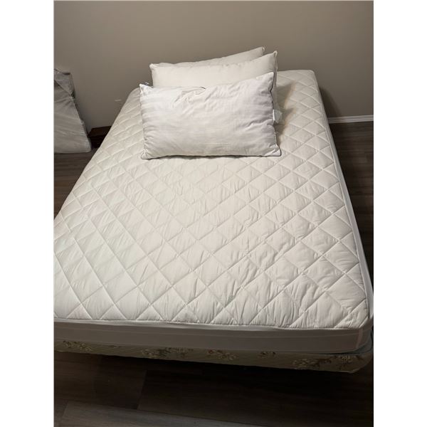 Vibrating Queen Mattress Set with Sealy Pillows