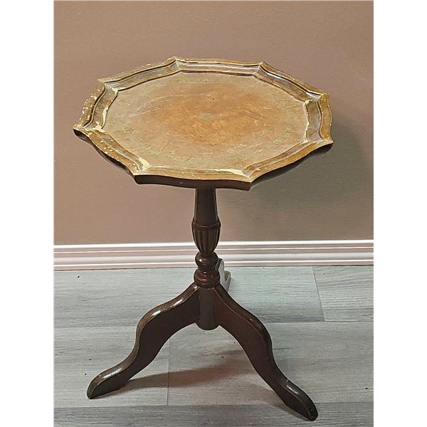 Round Wooden Side Table with Scalloped Edge and Tripod Base
