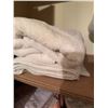 Image 2 : Bedding, Towels, and Linens