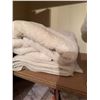 Image 3 : Bedding, Towels, and Linens
