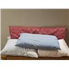 Image 1 : 4 Decorative and Standard Pillows in Assorted Patterns