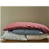 Image 2 : 4 Decorative and Standard Pillows in Assorted Patterns