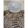 Image 5 : 3 Décor Pieces: Japan Porcelain Compote and 2 Seahorse Glass Bowls
