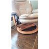 Image 4 : Palliser Euro Style Ergonomic Stressless Reclining Chair & Stool A